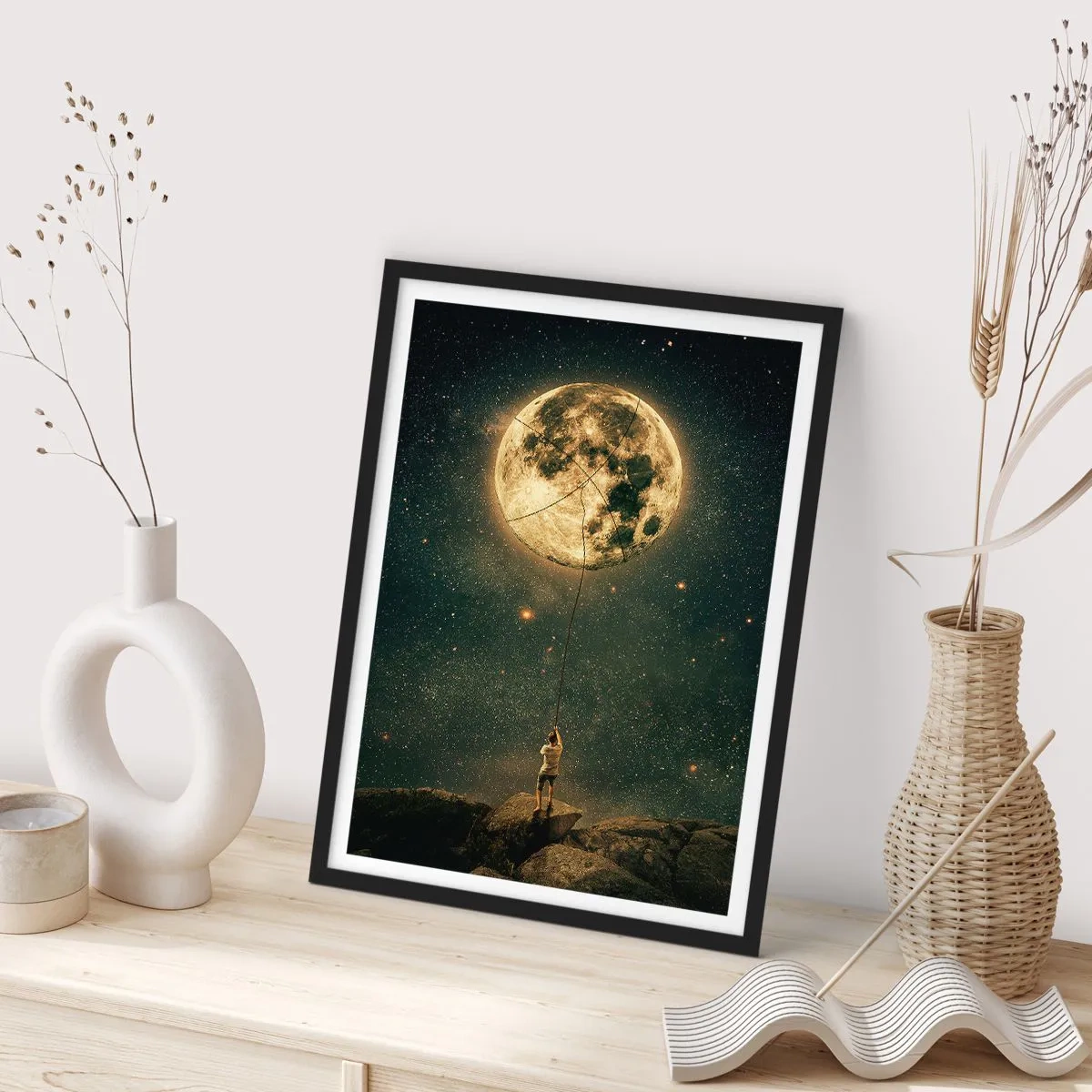 Póster en marco negro - Una figura sosteniendo la luna en una cuerda en un paisaje estrellado. - 50x70cm - El que robó la luna - Decoración de pared moderna para salón y dormitorio ARTTOR