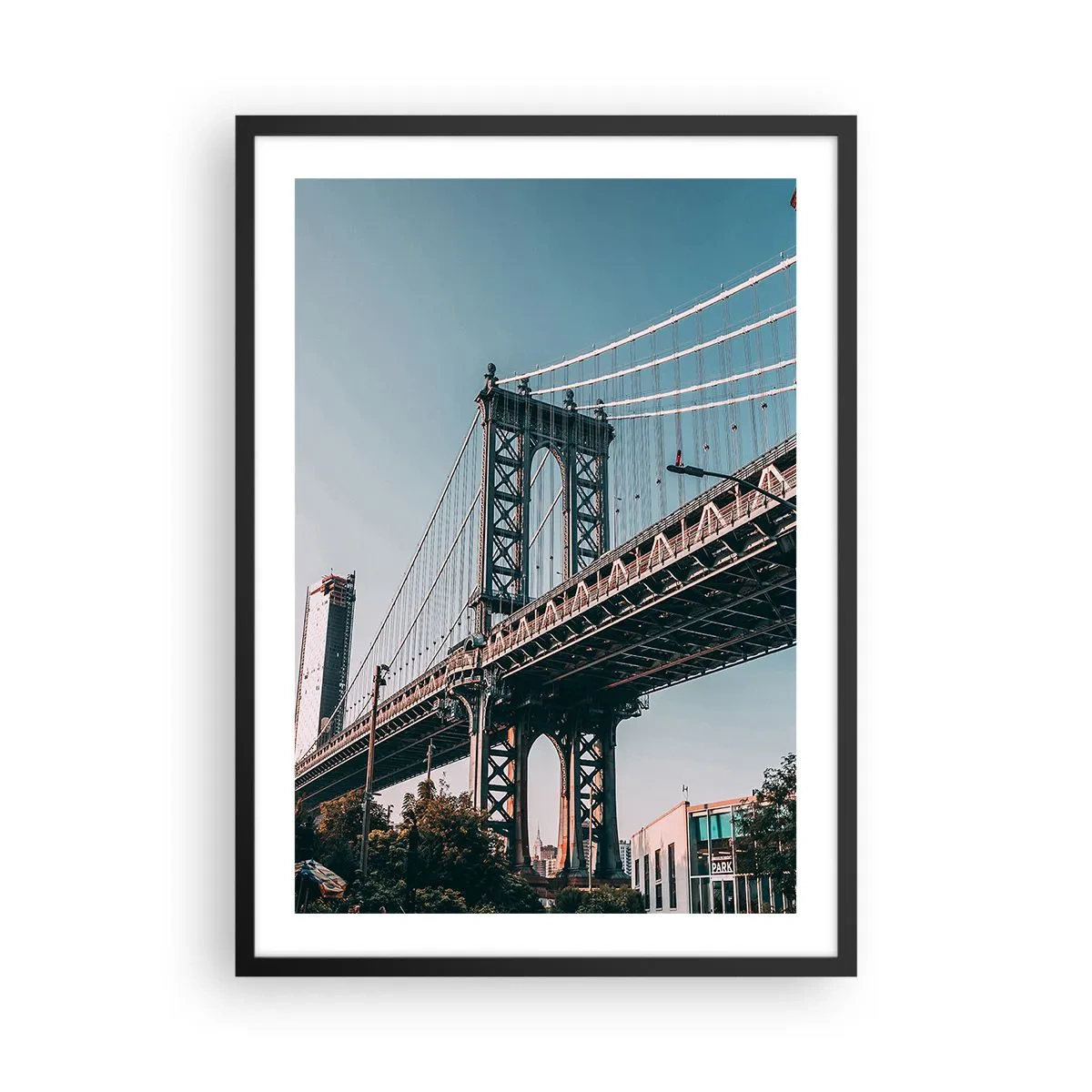 Póster en marco negro - Un puente colgante en una ciudad moderna contra un cielo azul. - 50x70cm - Sobre el fluir de la ciudad - Decoración de pared moderna para salón y dormitorio ARTTOR