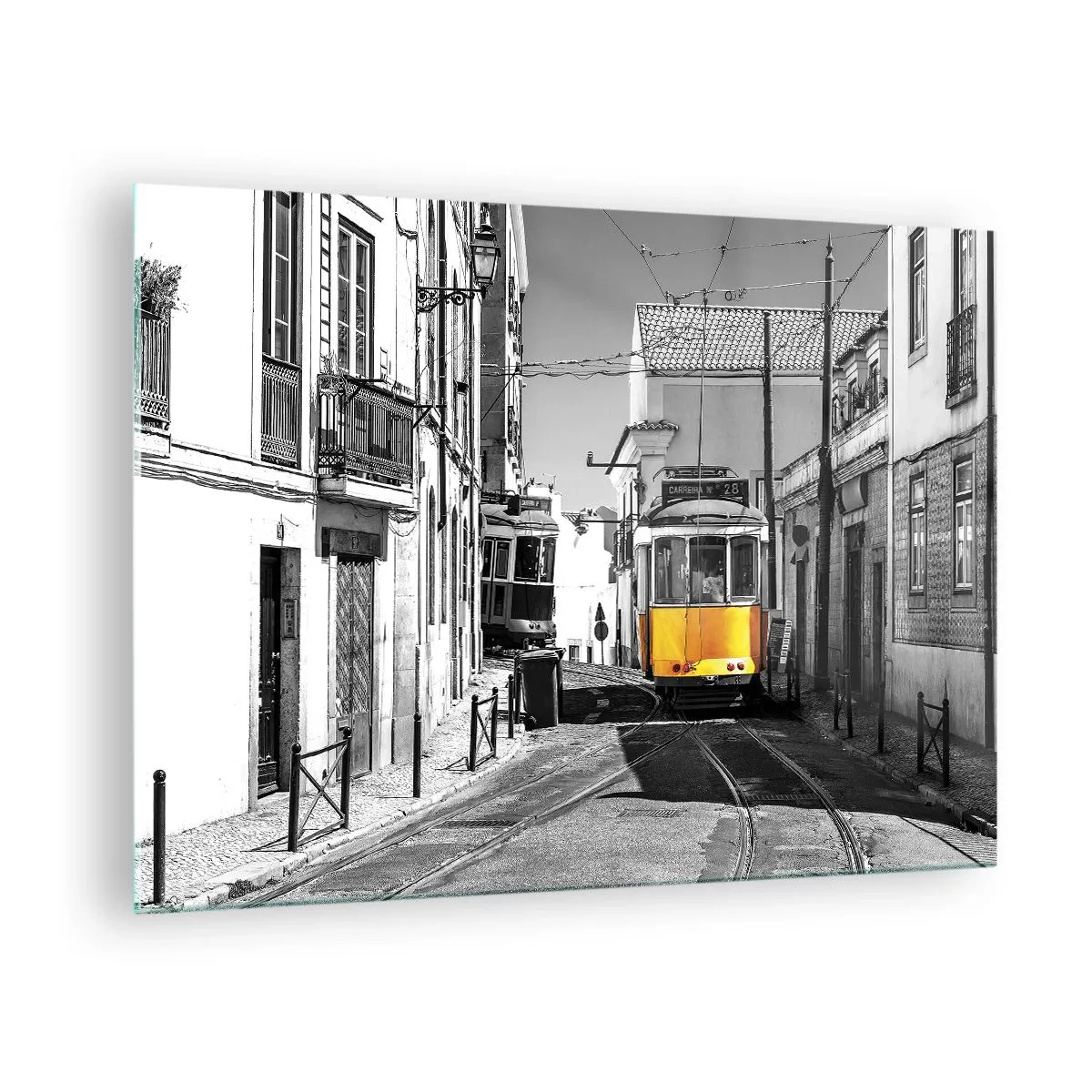 Cuadro sobre vidrio - Impresiones sobre Vidrio - Un tranvía amarillo en una calle blanca y negra de una ciudad europea. - 70x50cm - Espíritu de Lisboa - Decoración de pared moderna para salón y dormitorio ARTTOR