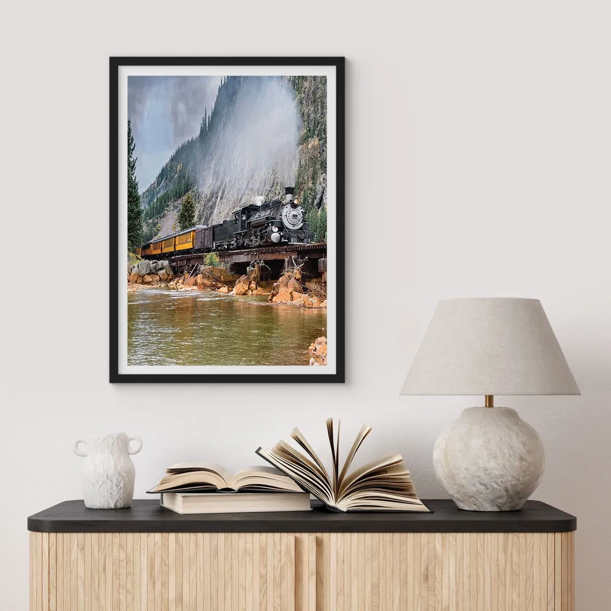 Póster en marco negro - Una locomotora de vapor en un puente rodeado de montañas y un río en un paisaje pintoresco. - 50x70cm - ¿Adónde me llevas? - Decoración de pared moderna para salón y dormitorio ARTTOR