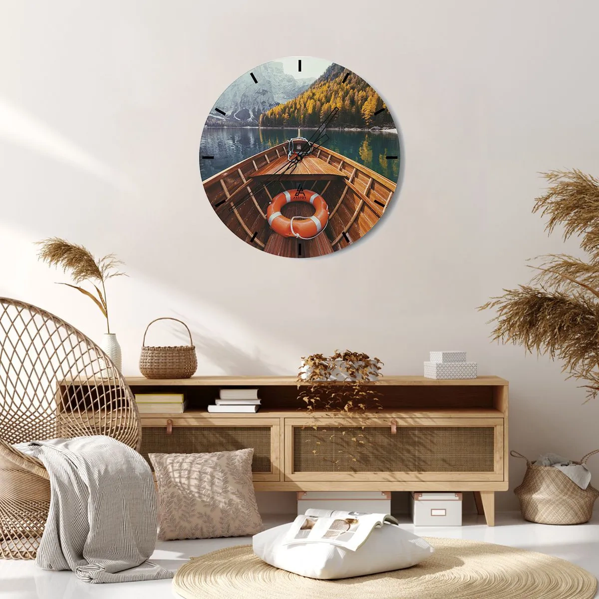 Reloj de pared - Reloj de vidrio - Vista desde el barco de un lago rodeado de montañas y bosques. - 30x30cm - Viaje a la montaña - Decoración de pared moderna para salón, cocina y dormitorio ARTTOR