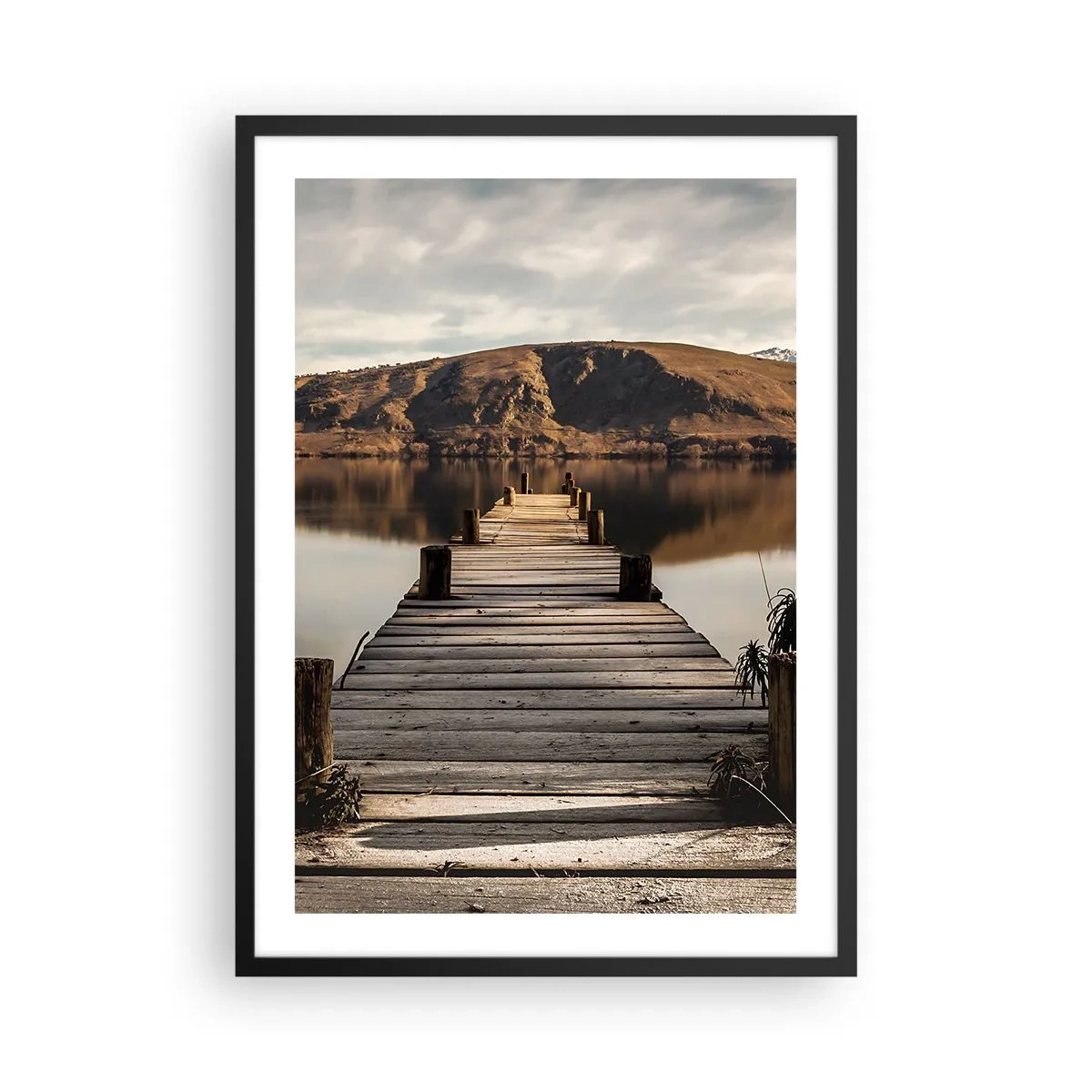 Póster en marco negro - Un embarcadero de madera conduce a un tranquilo lago con un fondo de montañas. - 50x70cm - Un paisaje en silencio - Decoración de pared moderna para salón y dormitorio ARTTOR