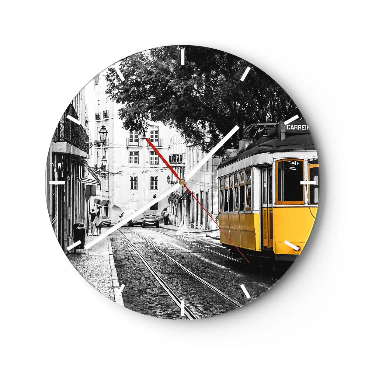 Reloj de pared - Reloj de vidrio - Un tranvía amarillo en una calle en blanco y negro en un distrito histórico - 30x30cm - Y un fado de fondo - Decoración de pared moderna para salón, cocina y dormitorio ARTTOR